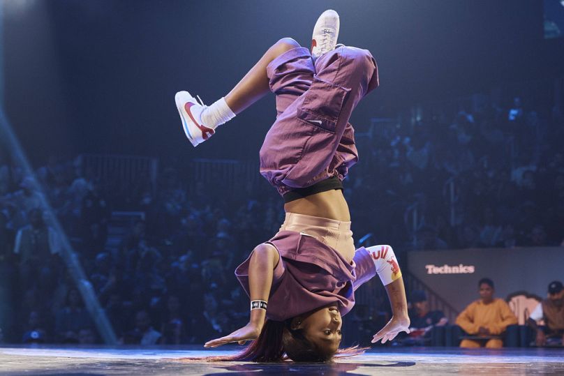 Logan Edra, également connue sous le nom de B-Girl Logistx, des États-Unis, participe à la finale mondiale B-girl Red Bull BC One au Hammerstein Ballroom le samedi 12 novembre 2022.