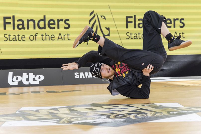 Le Néerlandais Menno Van gorp, connu sous le nom de B-Boy Menno, participe aux Championnats du monde de breakdance à Louvain, en Belgique, le dimanche 24 septembre 2023.