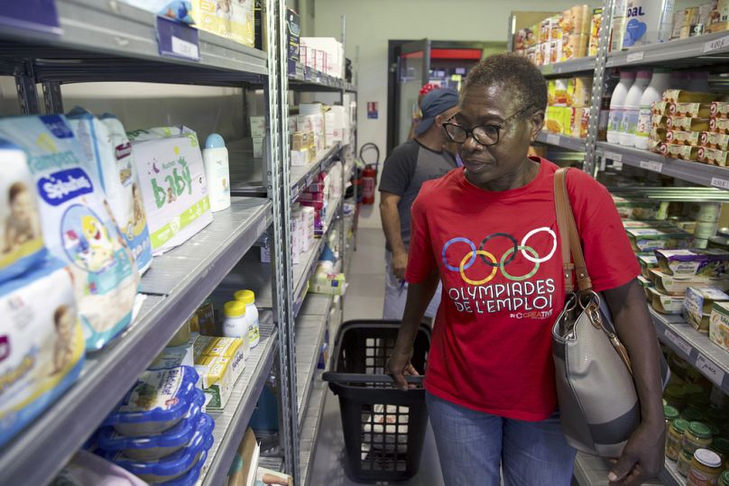 Chantal Diakomboka fait ses courses dans un magasin d'un groupe social, le mardi 6 août 2024, pendant les Jeux olympiques d'été de 2024, à Épinay-sur-Seine, en France.