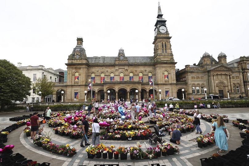 Hommage floral au centre artistique Atkinson à Southport, en Angleterre, après que trois jeunes filles ont été tuées lors d'une attaque au couteau lors d'un événement sur le thème de Taylor Swift la semaine dernière