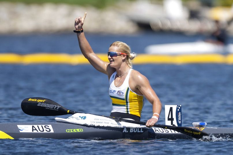 Alyssa Bull, d'Australie, réagit après avoir remporté l'or au 1000 mètres féminin K1 lors des Championnats du monde de canoë sprint et de paracanoë de l'ICF à Dartmouth, en Nouvelle-Écosse