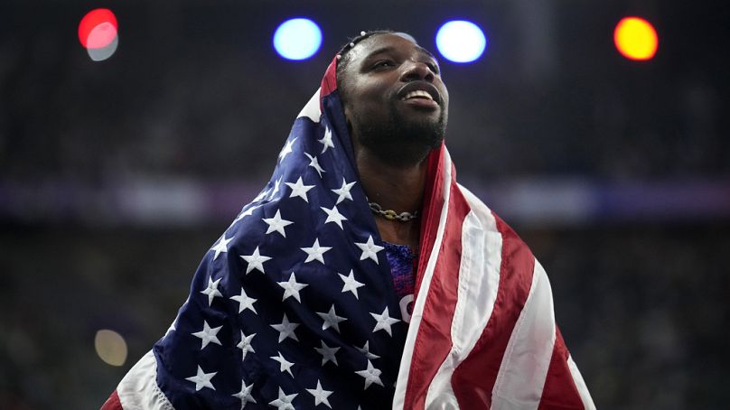 L'Américain Noah Lyles célèbre sa victoire en finale du 100 mètres masculin aux Jeux olympiques d'été de 2024