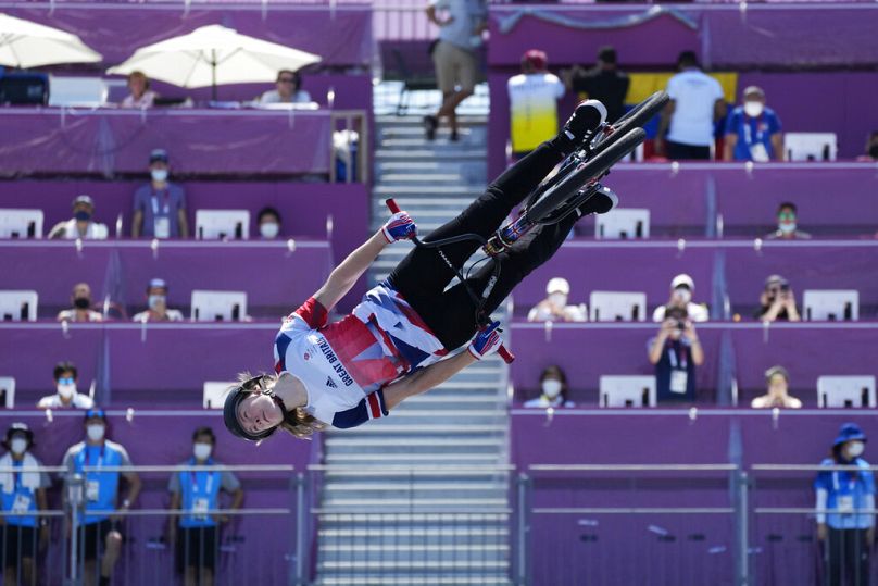 La Britannique Charlotte Worthington participe à la finale du BMX freestyle féminin aux Jeux olympiques d'été de 2020