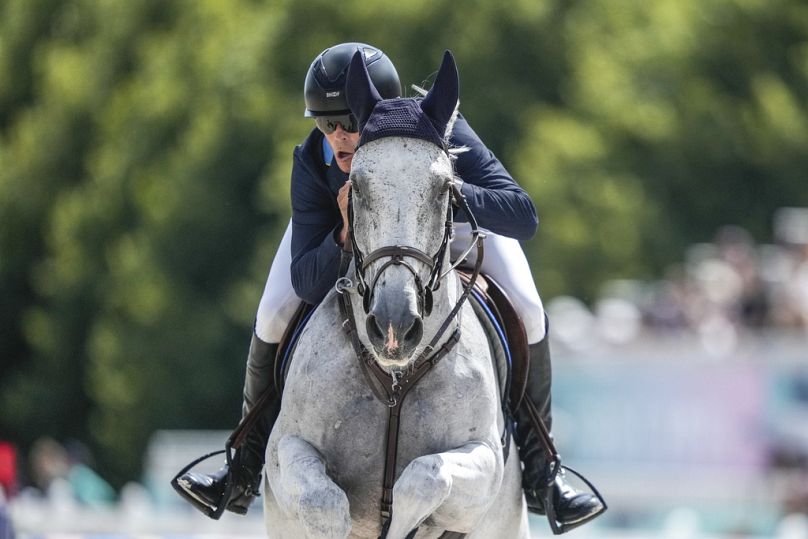 Le Suédois Peder Fredricson, sur Catch Me Not S, lors de la compétition de saut d'obstacles par équipes, aux Jeux olympiques d'été de 2024, le jeudi 1er août 2024, à Versailles, en France