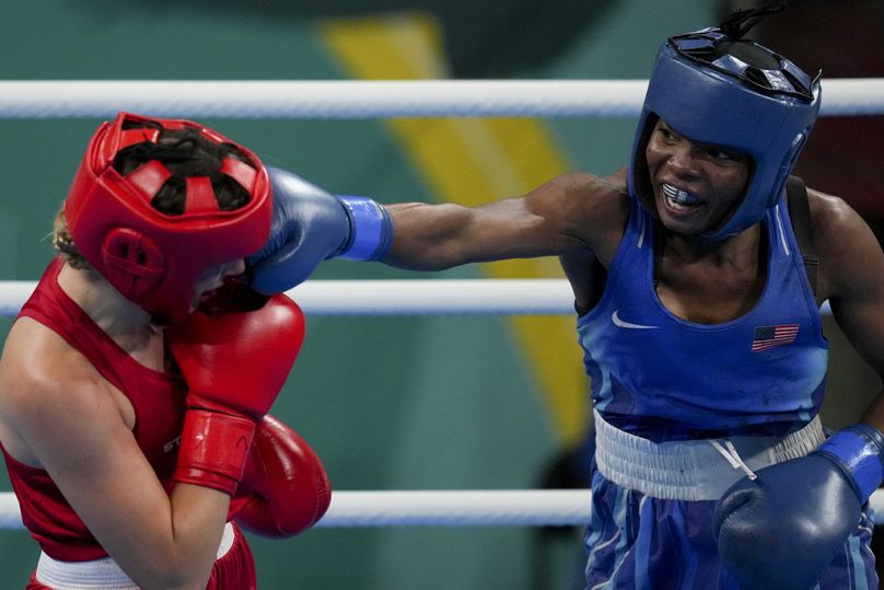   Morelle Mccane (à droite) combat dans un combat de boxe en demi-finale chez les femmes de 66 kg aux Jeux panaméricains de Santiago, au Chili.