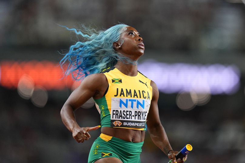 Shelly-Ann Fraser-Pryce, de la Jamaïque, mène son équipe vers la victoire dans une série de relais 4x100 mètres féminin lors des Championnats du monde d'athlétisme 2023 à Budapest