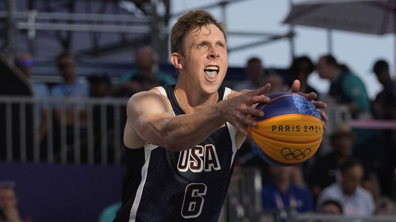 Canyon Barry (6), des États-Unis, effectue un lancer franc lors du match de basket-ball 3x3 masculin contre la France lors des Jeux olympiques d'été de 2024