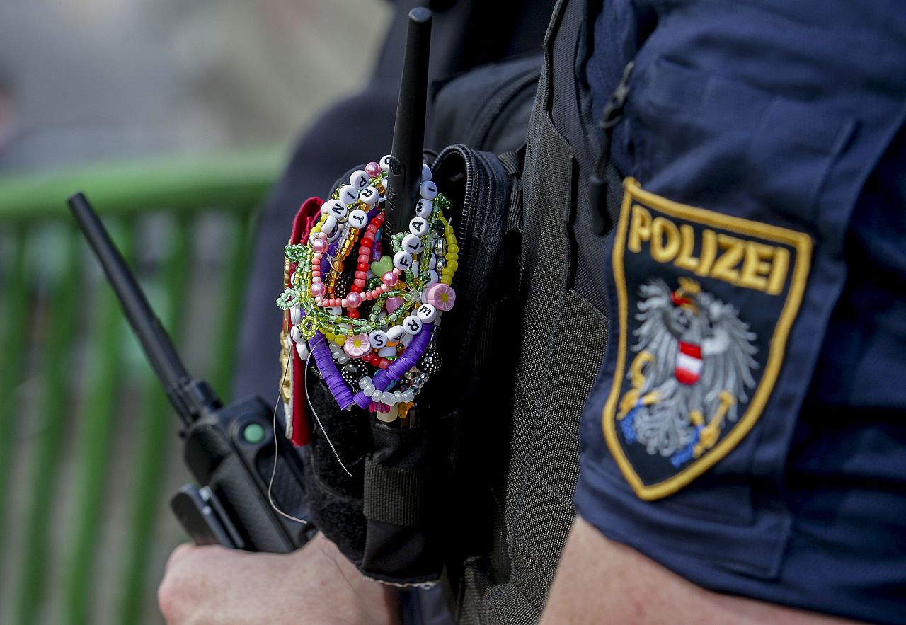 Des policiers avec des bracelets Swiftie