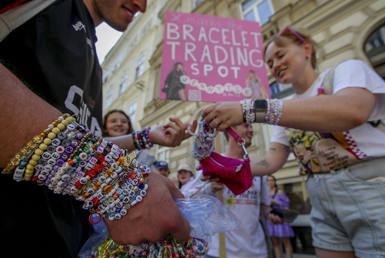 Les fans se rassemblent dans un lieu d'échange de bracelets