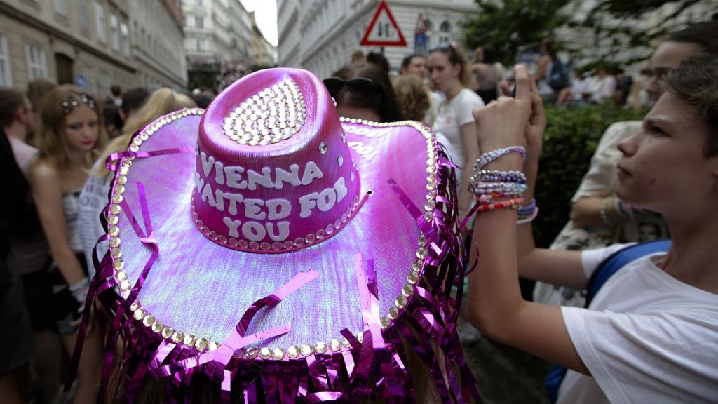 Les fans de Taylor Swift se rassemblent à Vienne après l'échec d'un complot terroriste