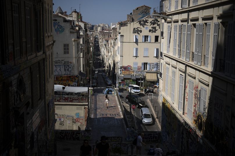 Une femme marche pendant les températures élevées à Marseille, dans le sud de la France.