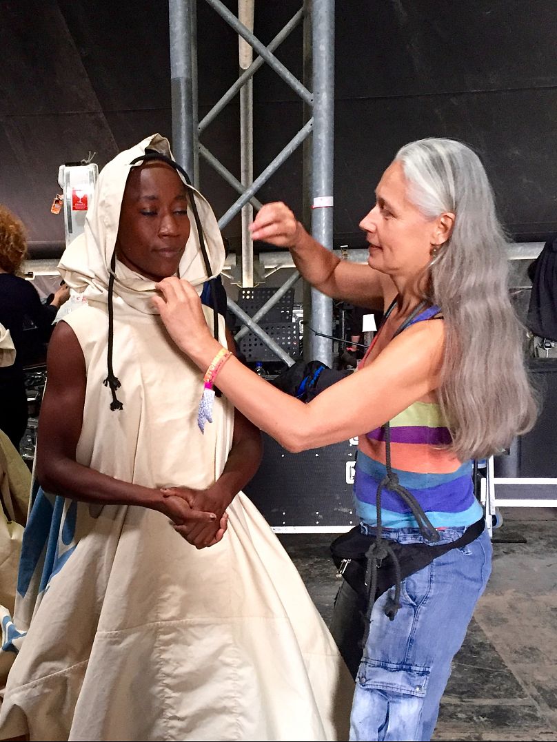 Storey avec la chanteuse malienne Rokia Traoré, Glastonbury Festival 2016, portant la première robe couture numérique au monde dédiée à l'exploration du changement climatique et de son impact humain