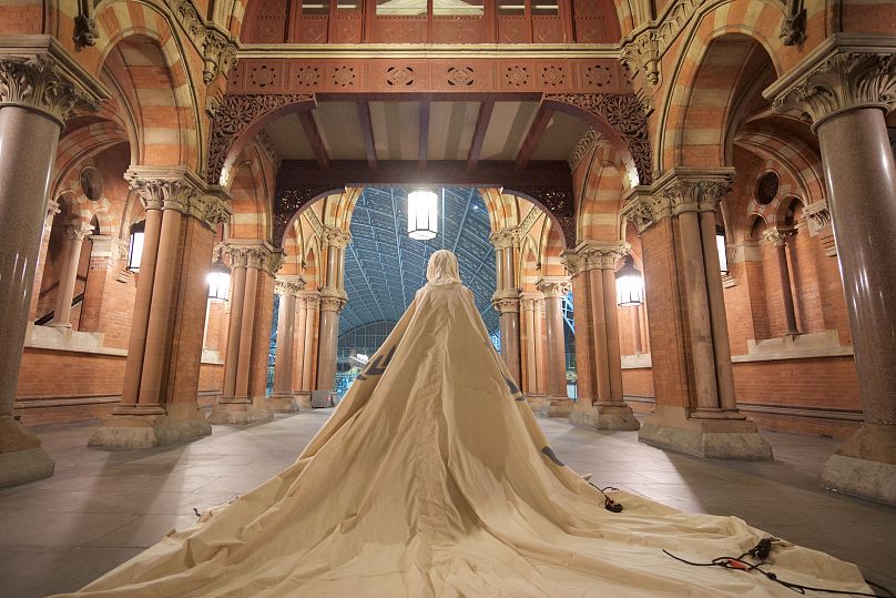 « Dress For Our Time », ici à la gare de St Pancras, a été créé à partir d'une tente désaffectée du HCR qui abritait autrefois une famille de personnes déplacées au camp de Zaatari en Jordanie