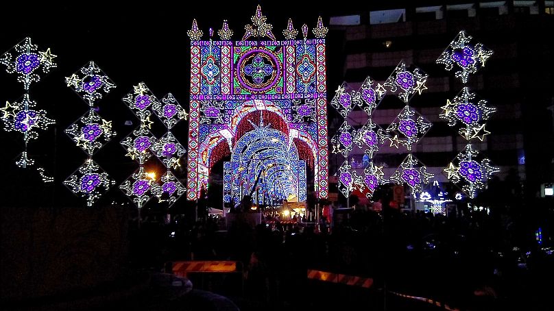 On y trouve des portes d'entrée crénelées, des tunnels voûtés, des rosaces et des dômes décorés de lumières multicolores, de sorte que les surfaces ressemblent presque à des vitraux. 