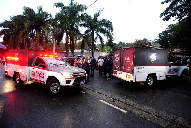 Des véhicules de police utilisés pour transporter des corps quittent la communauté fermée où un avion s'est écrasé à Vinhedo, dans l'État de Sao Paulo, au Brésil, samedi