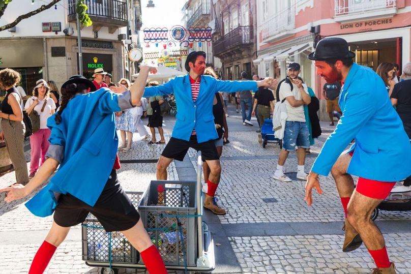 Performance artistique dans le centre piétonnier de Braga