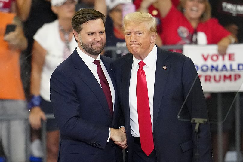 Le candidat républicain à la vice-présidence JD Vance et le candidat républicain à la présidence, l'ancien président Donald Trump, assistent à un rassemblement de campagne à Atlanta.