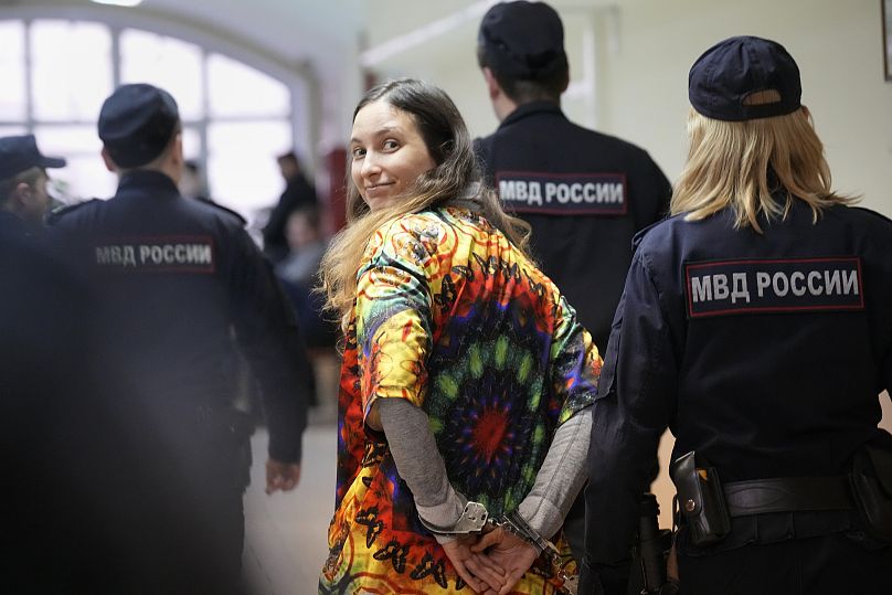 Sasha Skochilenko est escorté par des officiers au tribunal pour une audience à Saint-Pétersbourg, en Russie.