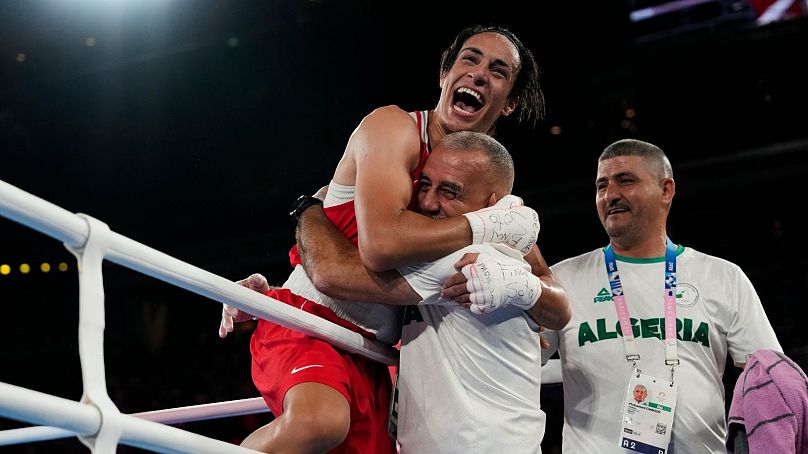 L'Algérienne Imane Khelif célèbre sa victoire contre la Chinoise Yang Liu pour remporter l'or lors de la finale de boxe féminine des 66 kg aux Jeux olympiques d'été de 2024 - vendredi 9 août 2024