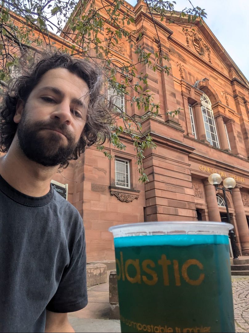 Je ne suis pas impressionné par le fait de payer +5 £ pour un verre en plastique de bière Tennent