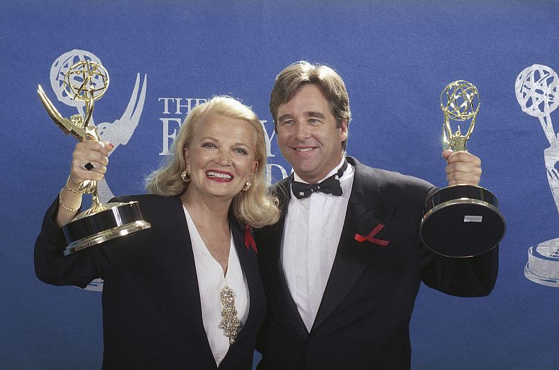 Gena Rowlands et l'acteur Beau Bridges brandissent leurs Emmy Awards de la meilleure actrice et du meilleur acteur pour une mini-série ou un spécial lors de la 44e édition annuelle des Emmy Awards - 1992