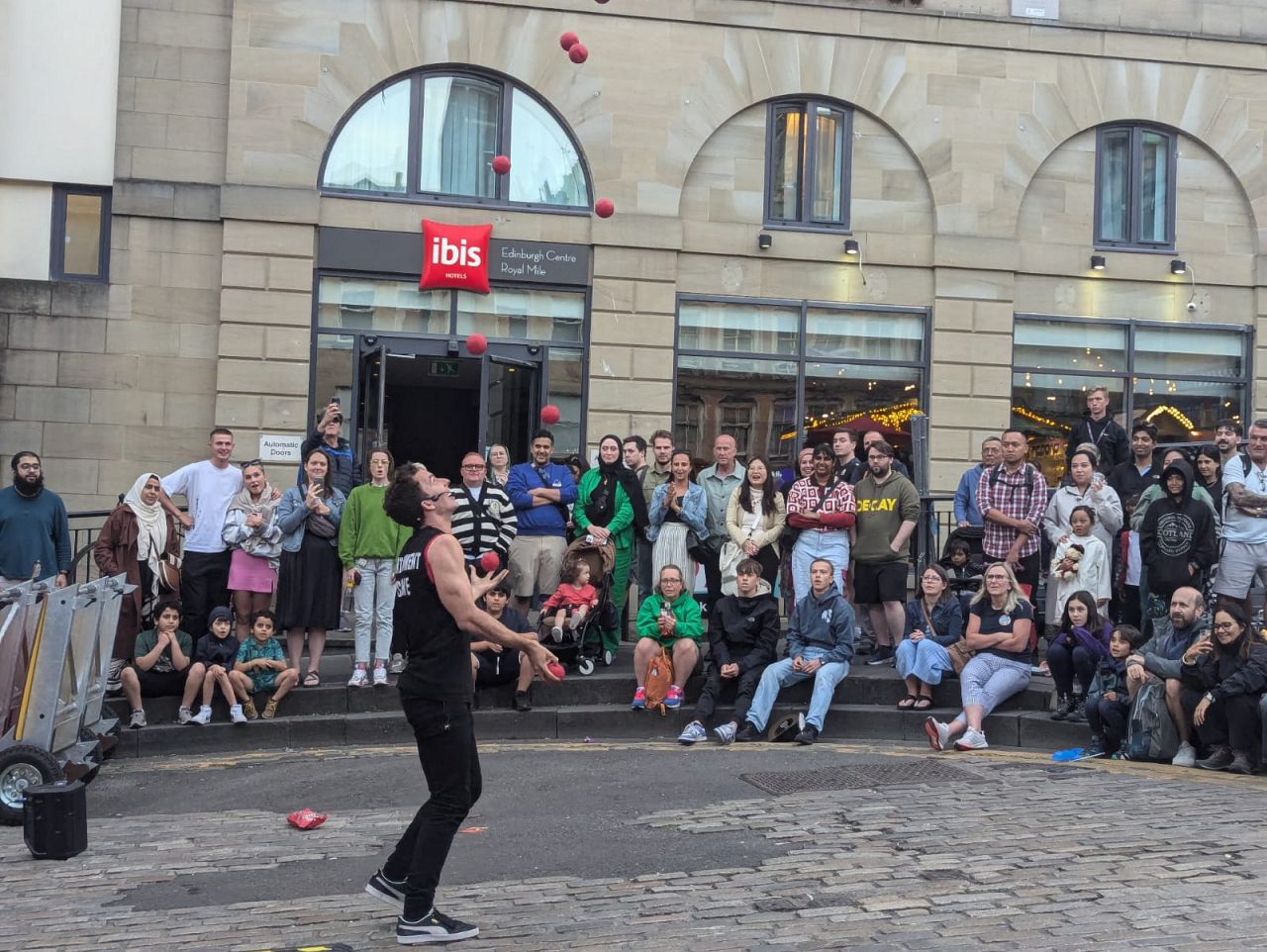 Un jongleur divertit la foule