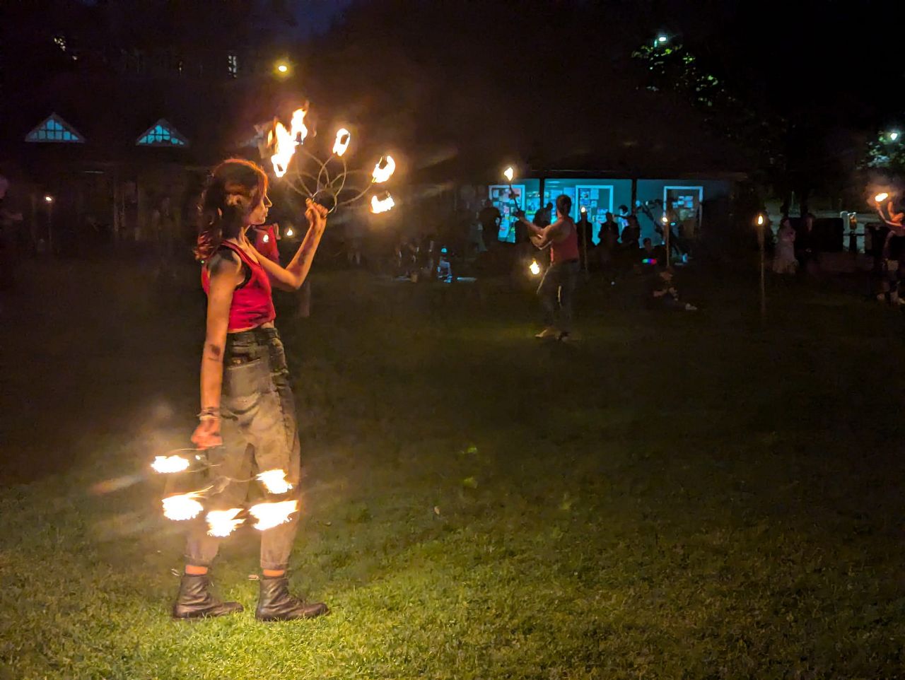 Jongleurs de feu dans les prés