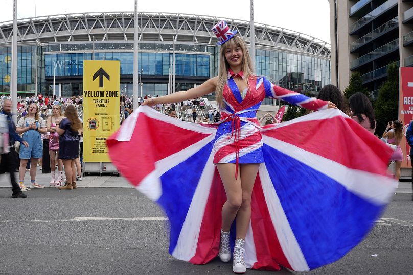 Les Swifties arrivent au stade de Wembley à Londres