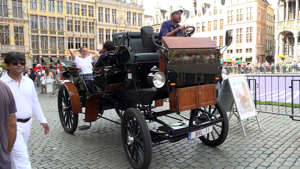 Brussels is the first European city to have made a complete transition from horse-drawn carriages to electric vehicles for tourist tours.