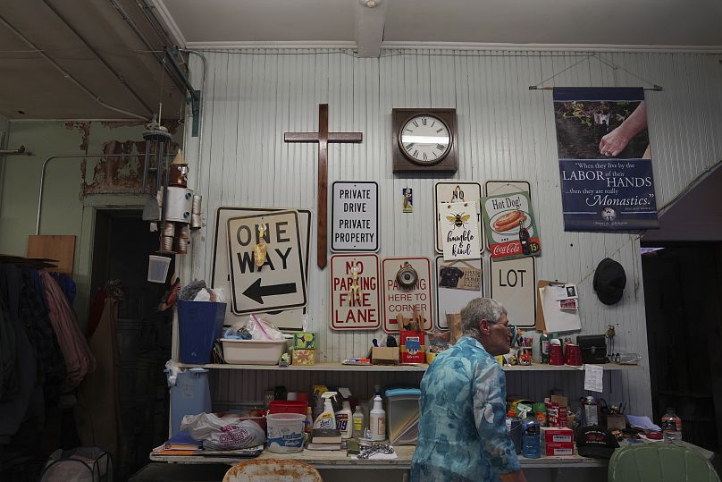 Sœur Helen Mueting se promène dans l'atelier de la communauté du monastère bénédictin du Mont Sainte-Scholastique. 