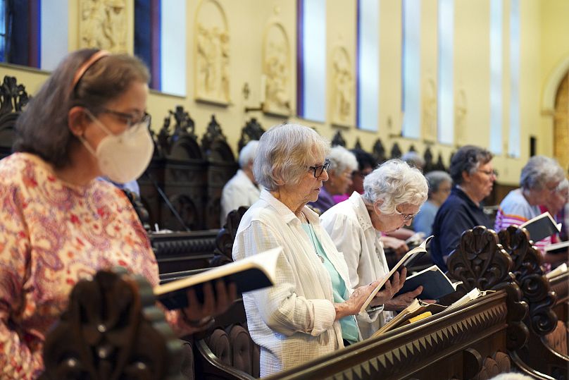 Les sœurs bénédictines se joignent au chant pendant la prière du soir au monastère du Mont Sainte-Scholastique.