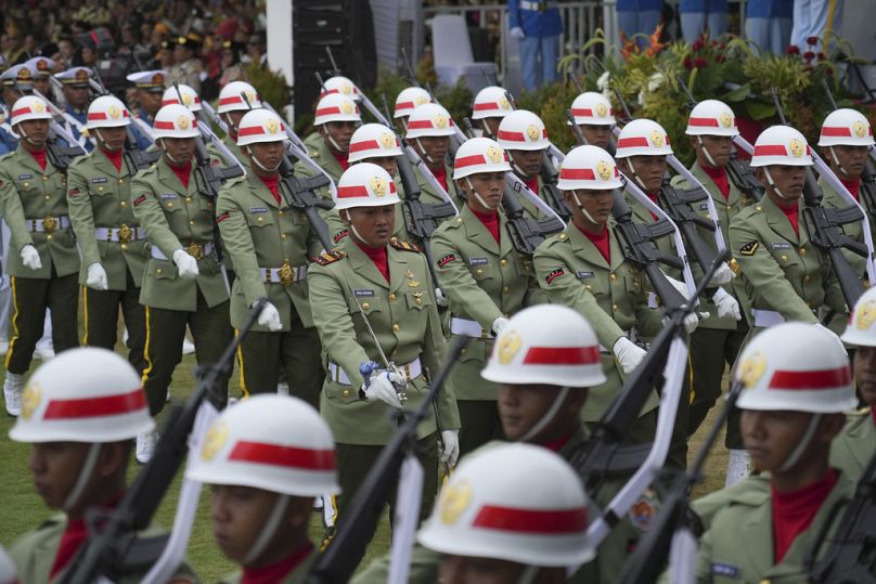 Des soldats défilent avant le début d'une cérémonie marquant le 79e anniversaire de l'indépendance de l'Indonésie au nouveau palais présidentiel de sa future capitale, Nusantara.