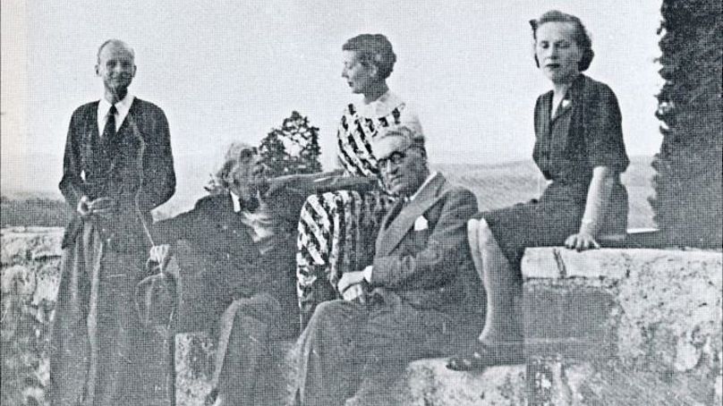 Jeanne Loviton avec des amis sur la terrasse de la chapelle en 1941, dont le poète français Paul Valéry.