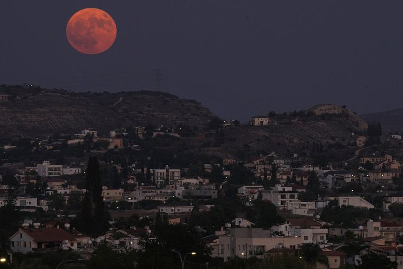 La super lune se lève au-dessus de la banlieue de Pera Chorio Nisou, la capitale Nicosie, à Chypre, le lundi 19 août 2024.