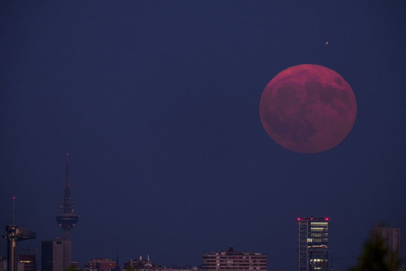 La super lune se lève sur l'horizon de Madrid, à Pozuelo de Alarcon, en Espagne, le lundi 19 août 2024.