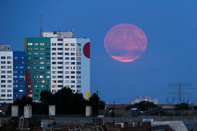 La super lune se lève derrière un immeuble résidentiel à Berlin, le lundi 19 août 2024.