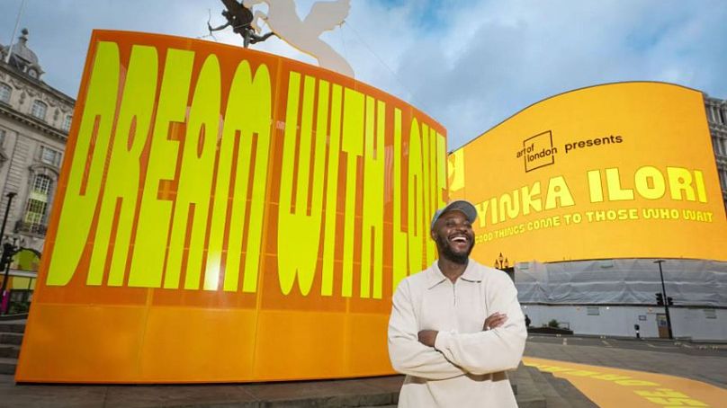 Yinka Ilori avec son installation « Les bonnes choses arrivent à ceux qui attendent »