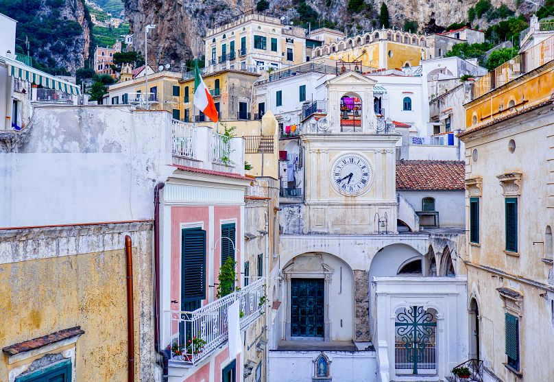 Niché à côté de la station balnéaire estivale d'Amalfi, Atrani est un petit village souvent complètement négligé par les touristes de la côte amalfitaine. 