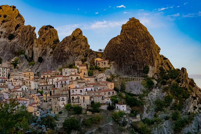 le village de Castelmezzano s'accroche à des éclats géants de roche grise s'élevant au-dessus de la limite des arbres. 