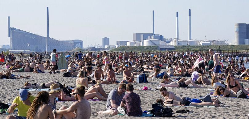 Les gens se dirigent vers la plage de Copenhague, au Danemark, lors d'une chaude journée d'été avec des températures supérieures à 30 degrés Celsius, le vendredi 18 juin 2021. 