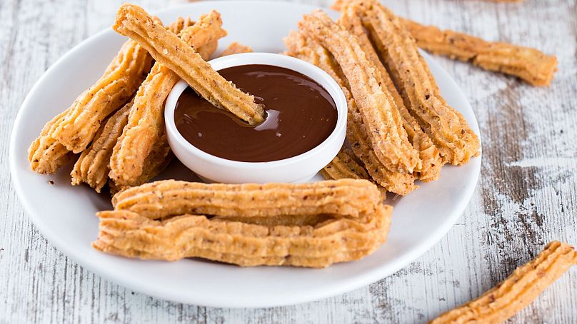 Les churros sont souvent servis avec du chocolat chaud