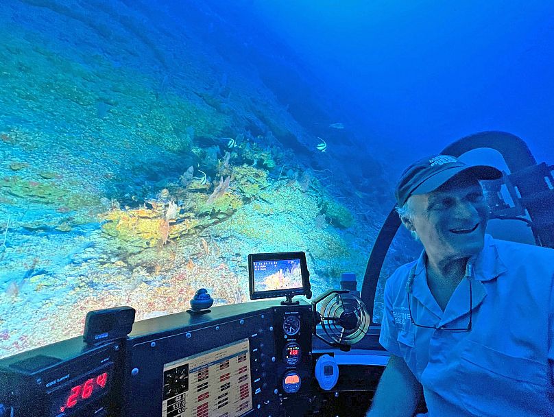 Alan Friedlander, chercheur marin senior de National Geographic Pristine Seas, à bord du submersible DeepSee dans l'atoll de Rongerik, dans les îles Marshall.