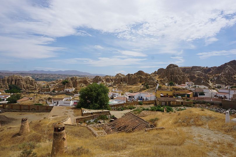 Une vue de Guadix avec ses cheminées blanches.