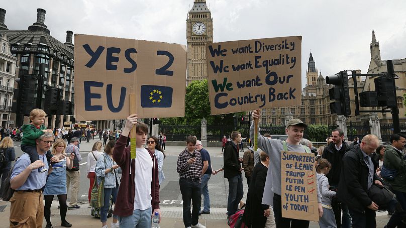 De jeunes manifestants s'opposent à la sortie de la Grande-Bretagne de l'Union européenne, à Londres, le samedi 25 juin 2016. 