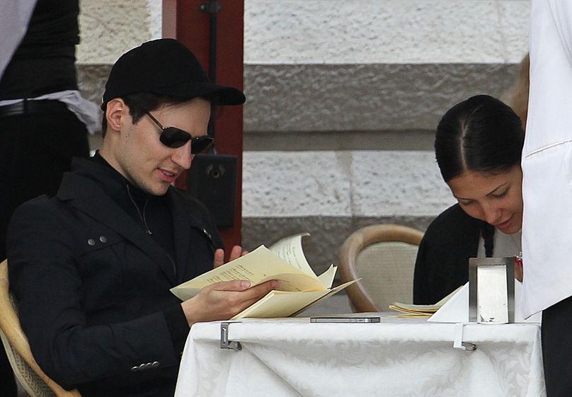 Sur cette photo prise le samedi 19 mai 2012, Pavel Durov, fondateur du principal réseau social russe VKontakte, ou "en contact"est assis dans un café sur la Place Rouge à Moscou, en Russie.