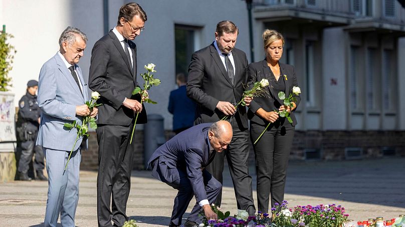 Le chancelier allemand Olaf Scholz dépose des fleurs près du lieu d'une attaque au couteau à Solingen, en Allemagne, le lundi 26 août 2024.