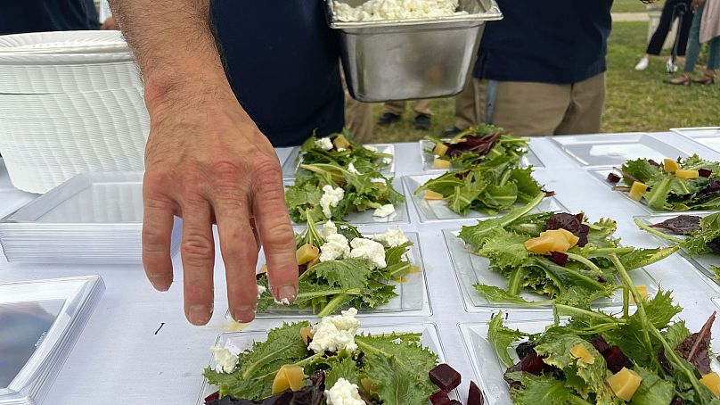 Joshua Freshwater, 53 ans, met du fromage feta sur des salades lors d'un dîner de cinq plats au centre de réintégration de Grafton