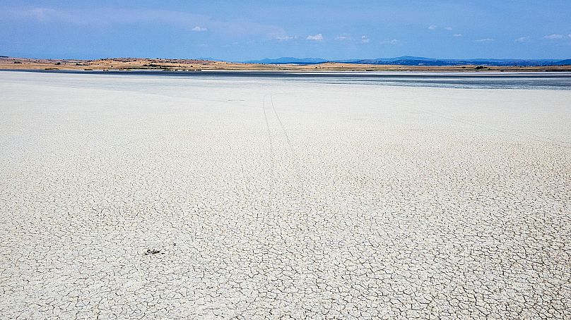 Le lac asséché Picrolimni est vu d'en haut, dans le village de Mikrokampos, dans le nord de la Grèce, le 19 août 2024. 