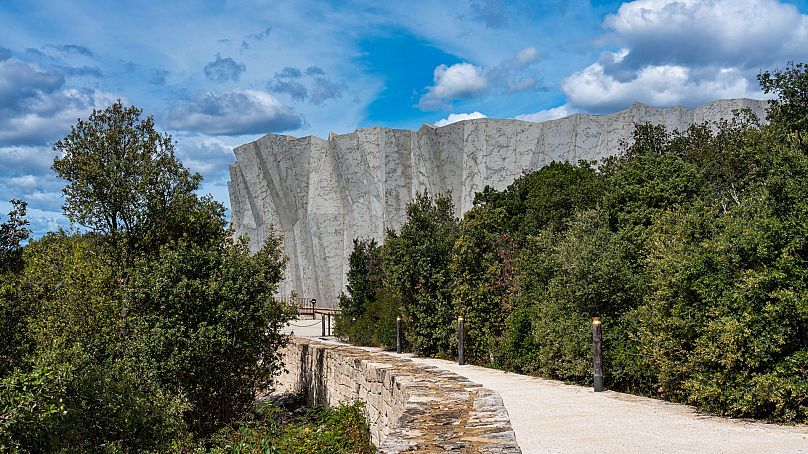 La grotte Chauvet-Pont d'Arc en Ardèche, en France, abrite les dessins figuratifs les plus anciens et les mieux conservés au monde.