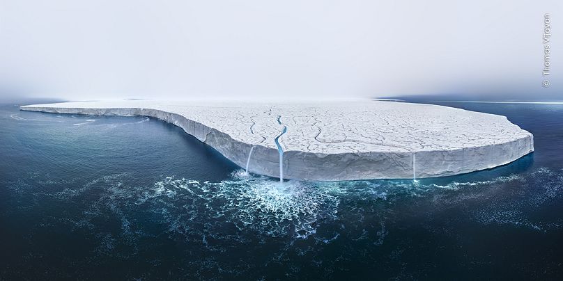 Thomas Vijayan utilise son drone pour montrer l'ampleur épique du glacier Bråsvellbreen.